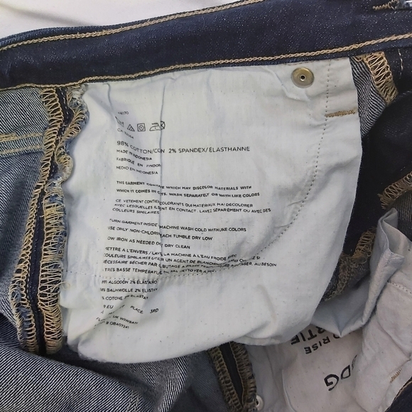 Urban Outfitters BDG Dark Denim Mid Rise Shortie - Picture 4 of 10